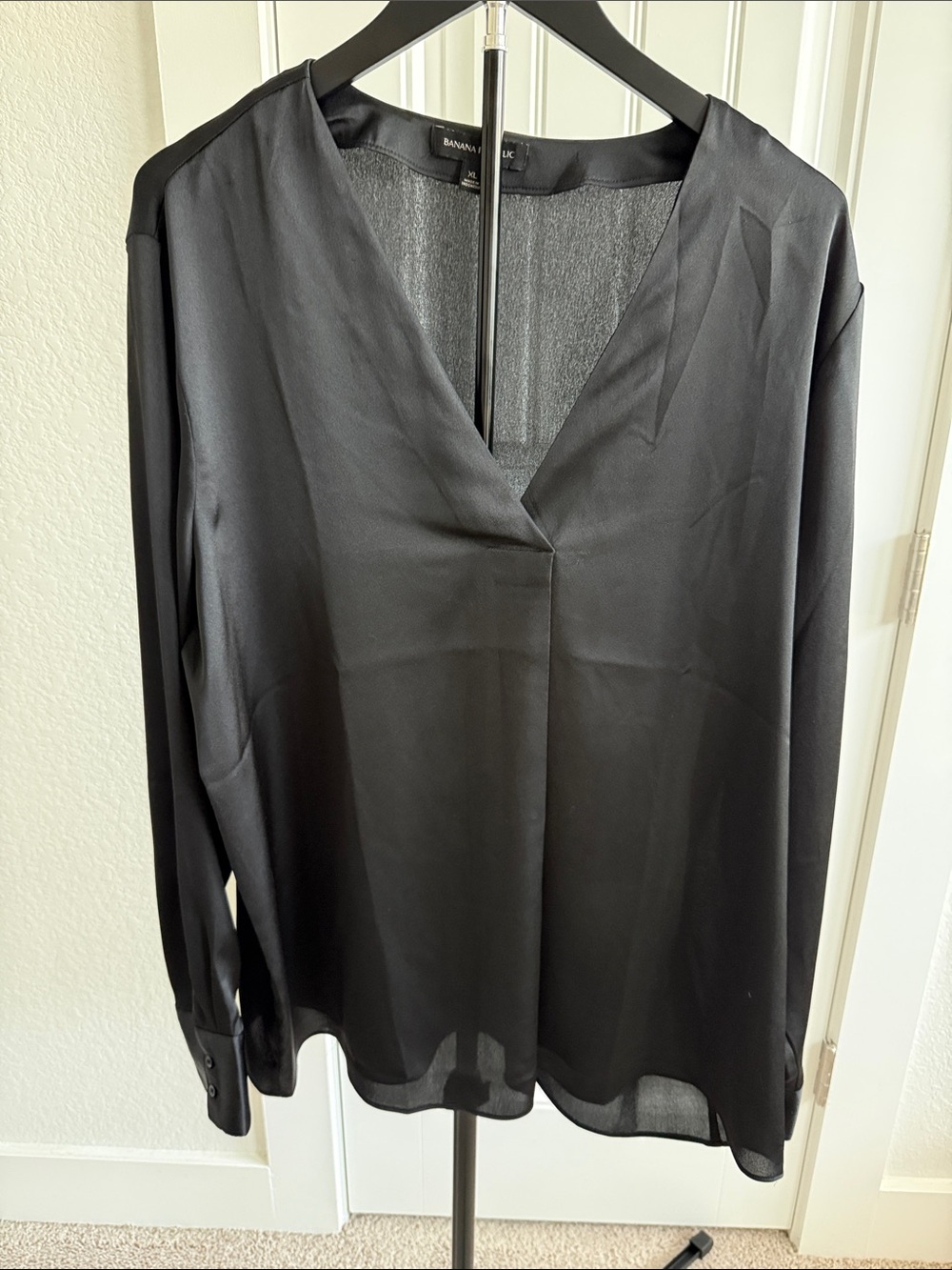Banana Republic Black V-Neck Long Sleeve Blouse - Lightweight Silky Finish